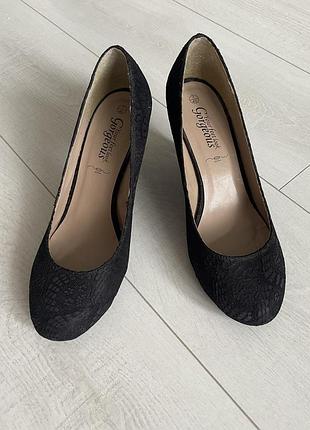 Класичні туфлі-човники