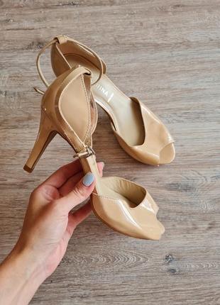 Бежевые лакированные босоножки на каблуке san marina