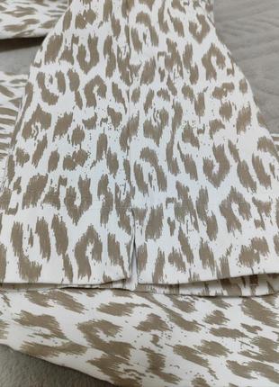 Женские брюки-капри светлые с леопардовым принтом3 фото
