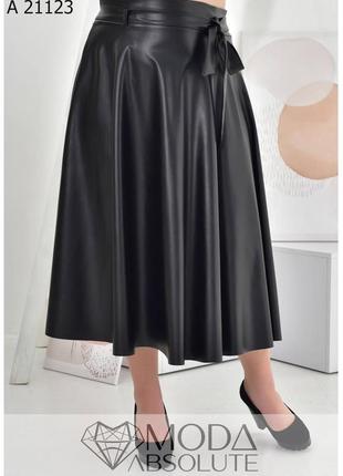 Черная стильная юбка миди из эко-кожи на трикотажной основе батал с 50 по 74 размер2 фото