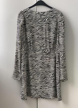 Платье с пышными объемными рукавами