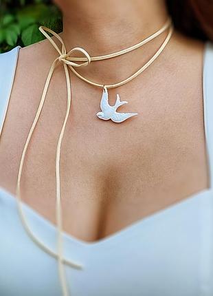 Подвеска чокер белая ласточка на замшевом шнуре, ручная работа