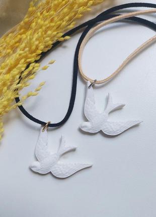 Хіт сезону! підвіска чокер біла пташка ластівка на замшевому шнурі, стильно та жіночно ❤️ handmade6 фото