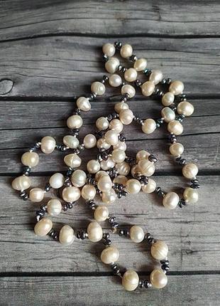 Длинное ожерелье из натуральных белых и черных жемчужин