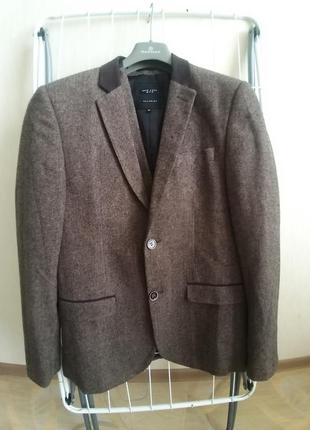 Продаю новый крутящий сет пиджак+жилет new look