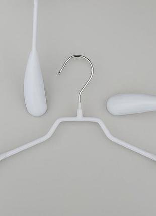 Плечики вешалки тремпеля  металлический в силиконовом покрытии широкий белого цвета, длина 43 см