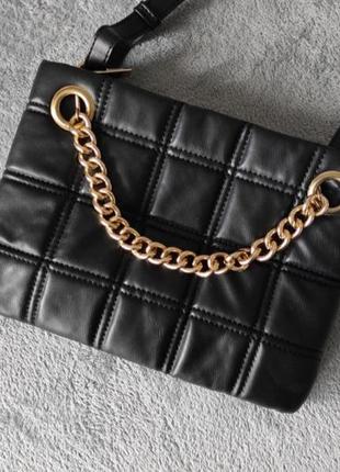 Черная квадратная сумка с золотой фурнитурой цепью и дверными отделениями4 фото