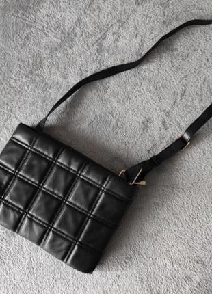 Чорна квадратна сумка з золотою фурнітурою цепью та двума відділеннями3 фото