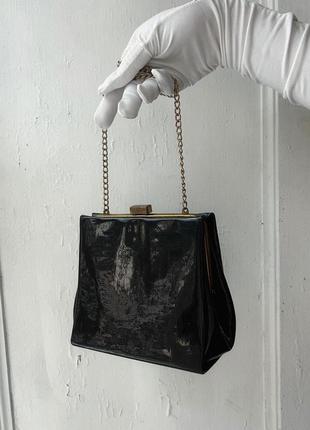 Винтажная лаковая сумочка 1971 года с латунной фурнитурой черная2 фото