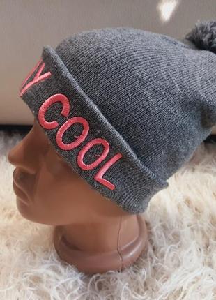 Серая шапка с бубоном, принтом