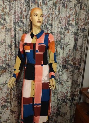 Красивое разноцветное платье-халат.