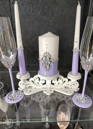 Набір весільні келихи та свічки у фіолетовому кольорі та свічник.