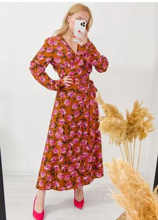 Коричневое платье с розовым цветочным принтом1 фото