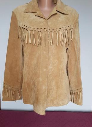 Замшева жіноча куртка у ковбойському стилі, з бахромою.
