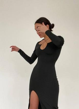 Трендовое платье миди с разрезом по ножке фигурным декольте завязками на шее длинные рукава облегающая платье по фигуре черная3 фото
