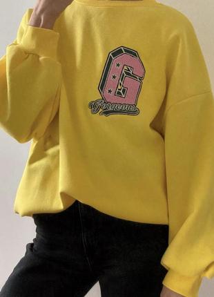 Желтый свитшот на байке