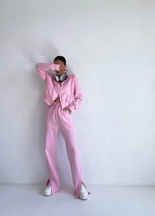 Костюм укороченная кофта свободного кроя на молнии с капюшоном прямые длинные брюки с разрезами спереди комплект спортивный розовый черный голубой серый3 фото