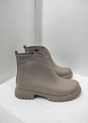 Ботінки сапожки короткі ботільйони на низькому ходу