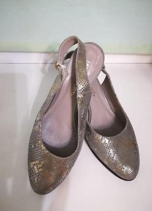 Нарядные туфли на среднем каблуке змеиный принт