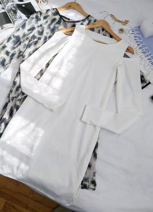 Біле плаття з прорізами для пальців із м