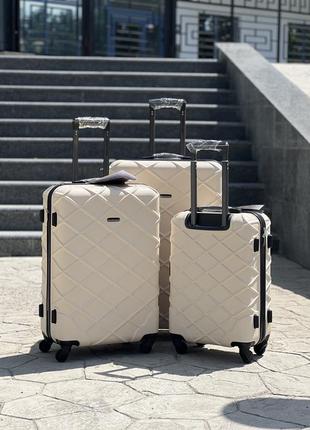 Качественный чемодан,польнее,противоударный пластик,ухие размеры,кодовый замок,wings3 фото