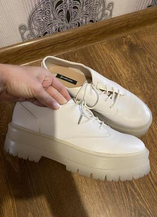 Туфли на утолщенной подошве дерби ботинки на массивной подошве stradivarius zara белые...