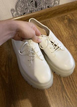 Туфли на утолщенной подошве дерби ботинки на массивной подошве stradivarius zara белые дербы ботинки на шнуровке2 фото