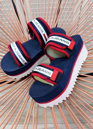 Шльопанці на високій платформі tommy hilfiger