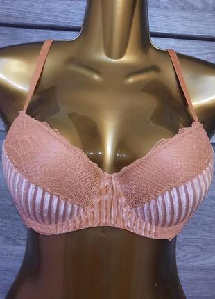 Надзвичайно красивий бюстгальтео, розмір на бірці 90с, але піде на 80в