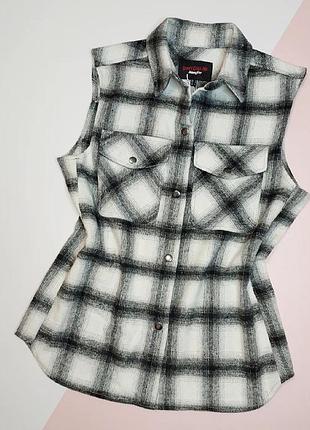 Жилетка в клетку безрукавка