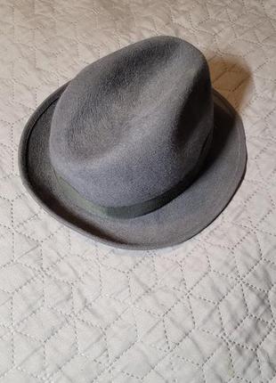 Сірий фетровий капелюх