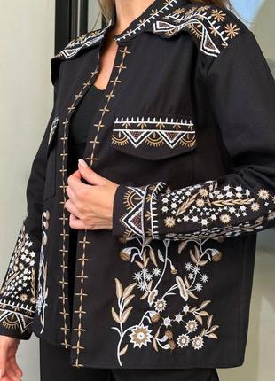 Стильний жіночий жакет чорного кольору з вишивкою, піджак з вишивкою3 фото