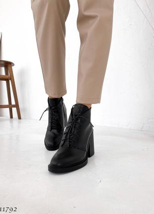 Стильні жіночі шкіряні ботильйони чорного кольору, трендові жіночі чоботи на шнурівці демісезон3 фото