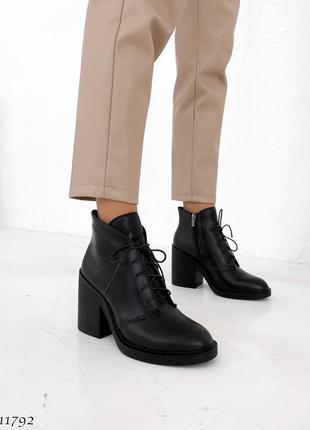 Стильні жіночі шкіряні ботильйони чорного кольору, трендові жіночі чоботи на шнурівці демісезон2 фото