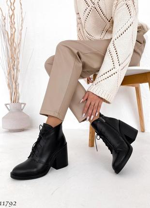 Стильні жіночі шкіряні ботильйони чорного кольору, трендові жіночі чоботи на шнурівці демісезон