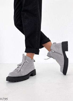 Стильні жіночі замшеві черевики сірого кольору, трендові жіночі чоботи на шнурівці демісезон