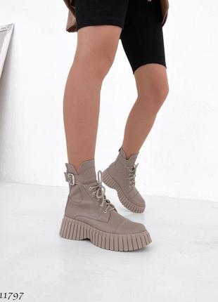 Стильні жіночі шкіряні черевики бежевого кольору, трендові жіночі чоботи на шнурівці демісезон2 фото