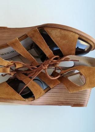 Удобные замшевые босоножки на танкетке