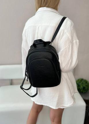 Чорний рюкзак, можно носити як сумку.