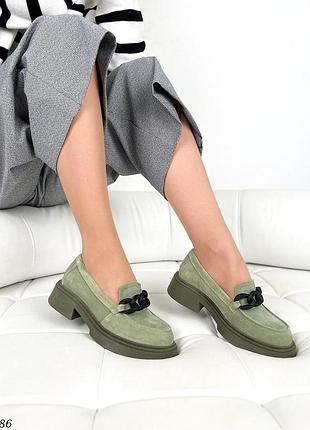 Стильні натуральні замшеві лофери оливкового кольору, жіночі лофери з декором