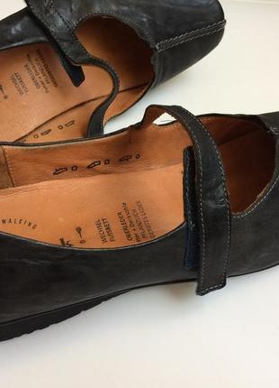 Женские кожаные чёрные туфли с тонкой перемычкой  think!   подошва натуральный латекс