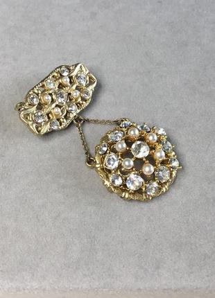 Брошь с подвеской золотистого тона