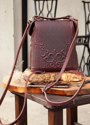 Маленька авторська сумочка-рюкзак шкіряна темно-бордова з орнаментом бохо2 фото