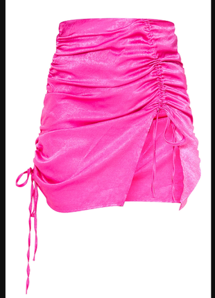 Ярко-розовая мини-юбка из атласа и рюшами5 фото