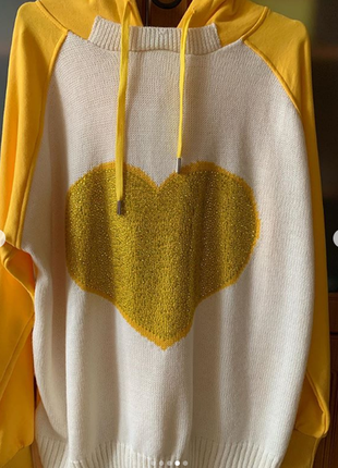 Толстовка- свитер желтого цвета с сердцем из страз