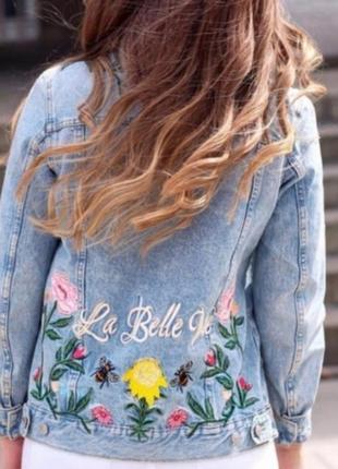 Вышитая джинсовка h&m вышитая джинсовая куртка вышивка пчелы цветы la belle vie6 фото