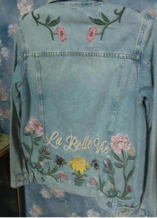 Вышитая джинсовка h&m вышитая джинсовая куртка вышивка пчелы цветы la belle vie7 фото