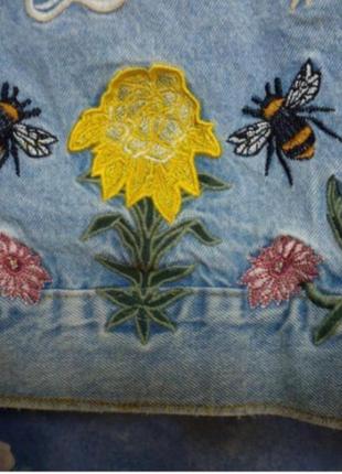 Вышитая джинсовка h&m вышитая джинсовая куртка вышивка пчелы цветы la belle vie8 фото