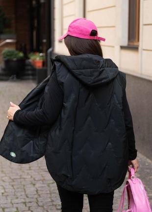 Яркая демисезонная стеганая жилетка