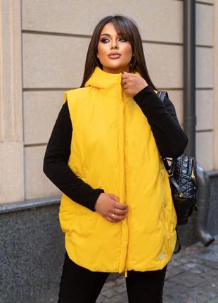 Яркая демисезонная стеганая жилетка